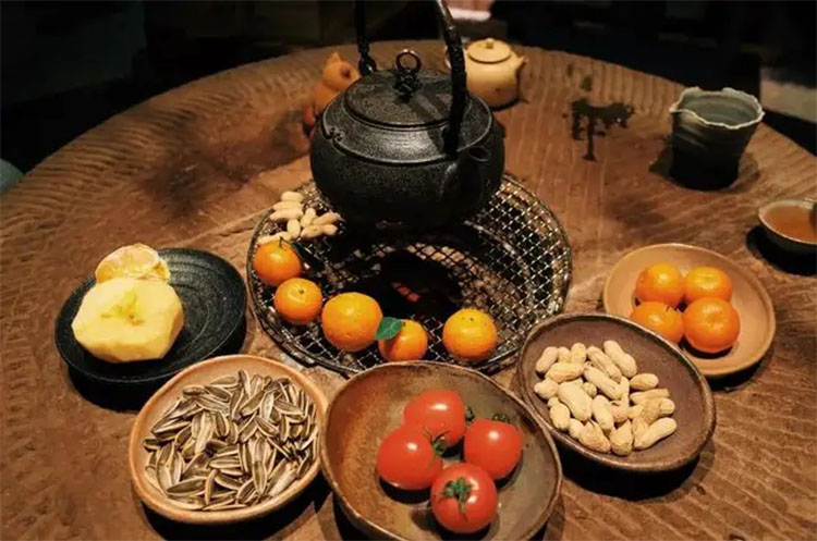 圍爐煮茶：起一爐火，煮兩碗茶，聊三餐四季，話五谷豐登(圖1)